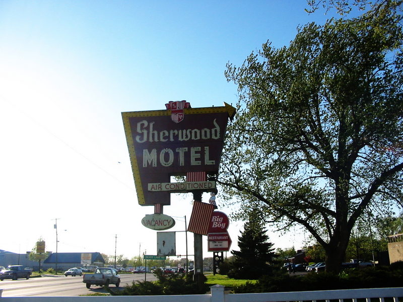 Sherwood Motel - May 2002 Sign (newer photo)